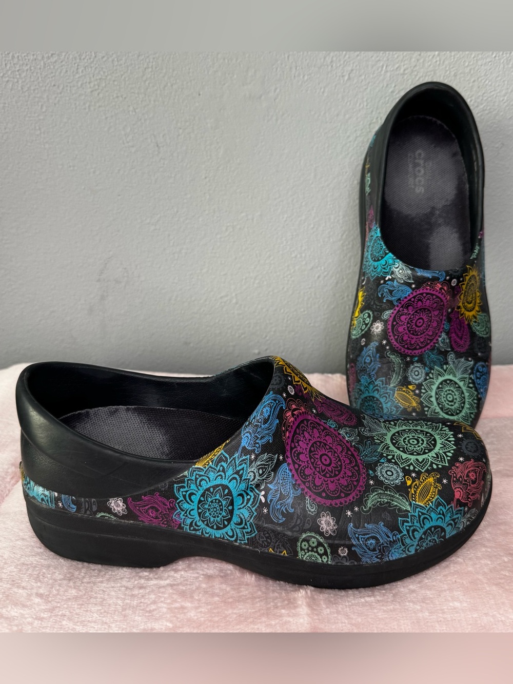 Crocs Neria Pro II Work Clogs Women 6 Black Mandala Slip Resistant Nursing Shoes